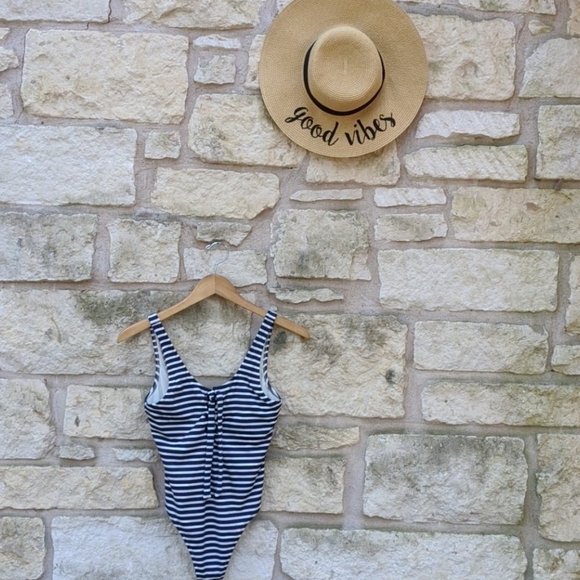 One piece stripe swimsuit - Picture 3 of 5